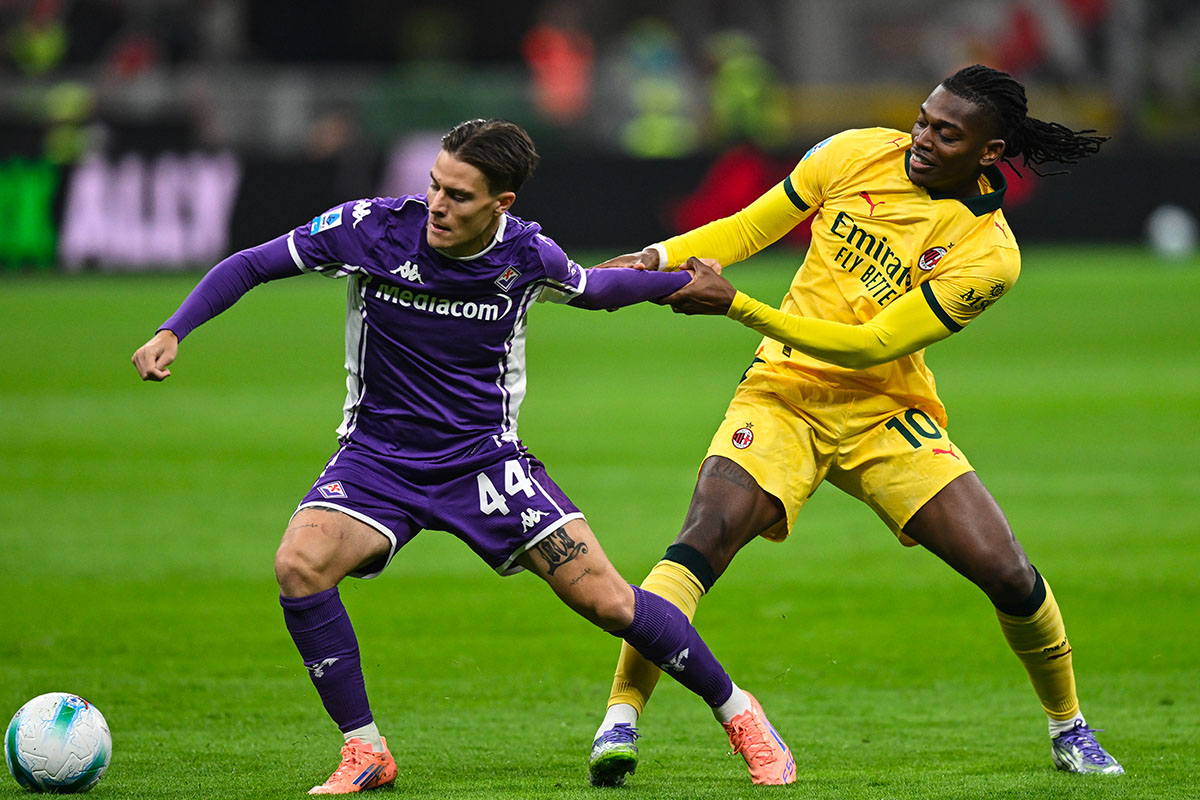 Nicolò Fagioli e Rafa Leão in azione durante Milan-Fiorentina allo stadio San Siro