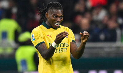 Leao esulta dopo il gol dell’1-1 del Milan contro la Fiorentina a San Siro