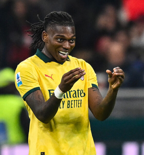 Leao esulta dopo il gol dell’1-1 del Milan contro la Fiorentina a San Siro
