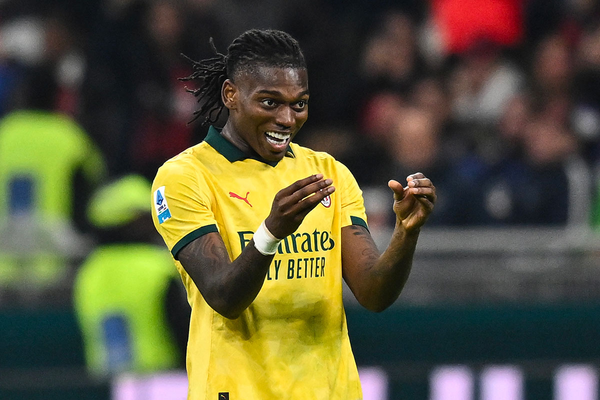 Leao esulta dopo il gol dell’1-1 del Milan contro la Fiorentina a San Siro