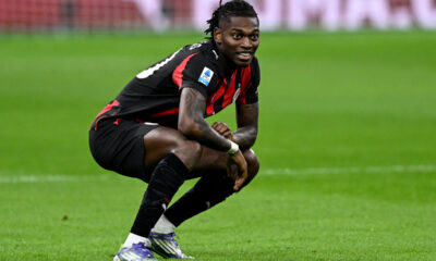 Rafael Leao esulta con il gesto del surf dopo il gol dell’1-0 del Milan contro il Pisa a San Siro