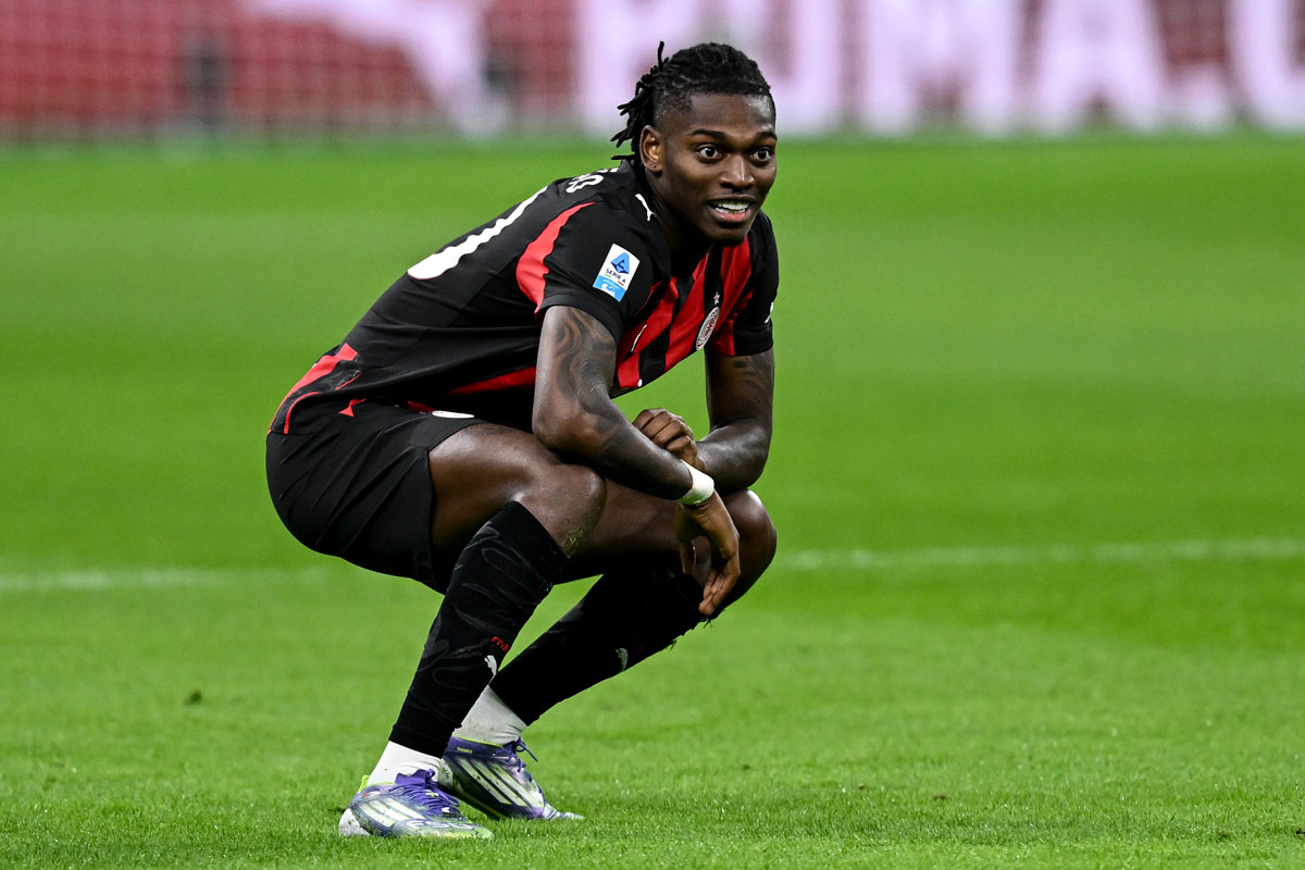 Rafael Leao esulta con il gesto del surf dopo il gol dell’1-0 del Milan contro il Pisa a San Siro