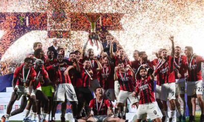 Il Milan festeggia il 19° scudetto al Mapei Stadium il 22 maggio 2022 alzando la coppa di campione d’Italia