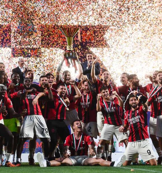 Il Milan festeggia il 19° scudetto al Mapei Stadium il 22 maggio 2022 alzando la coppa di campione d’Italia