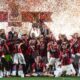 Il Milan festeggia il 19° scudetto al Mapei Stadium il 22 maggio 2022 alzando la coppa di campione d’Italia