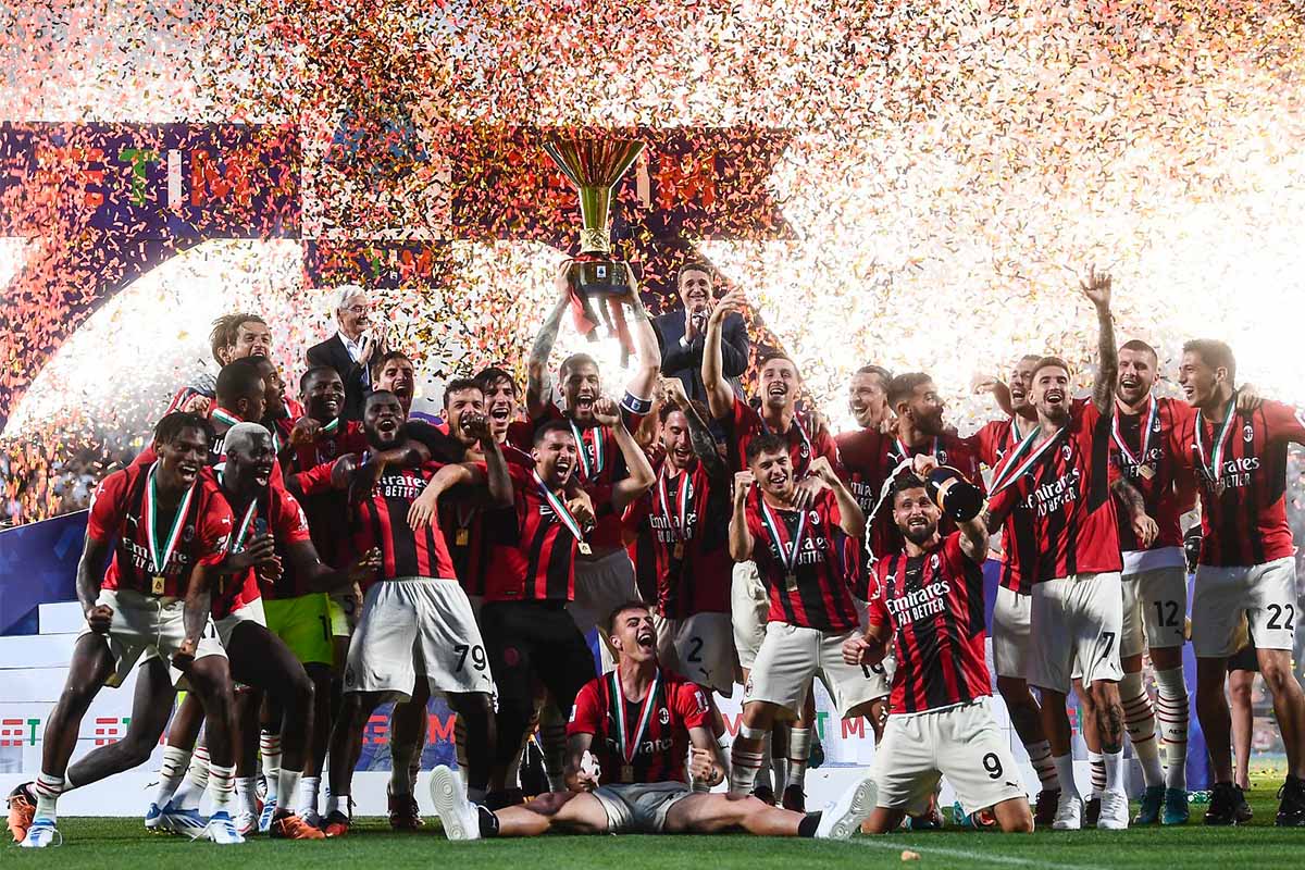 Il Milan festeggia il 19° scudetto al Mapei Stadium il 22 maggio 2022 alzando la coppa di campione d’Italia