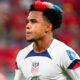 Weston McKennie con la maglia degli Stati Uniti in azione durante una partita