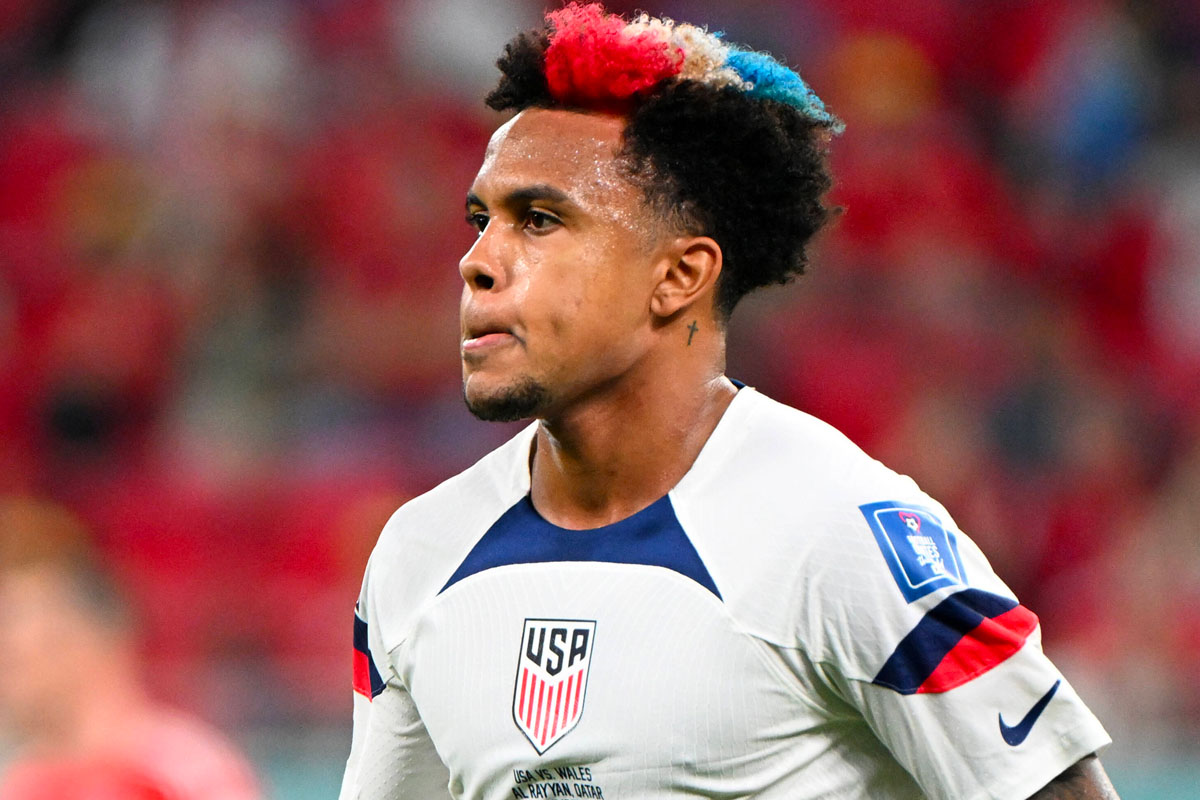 Weston McKennie con la maglia degli Stati Uniti in azione durante una partita