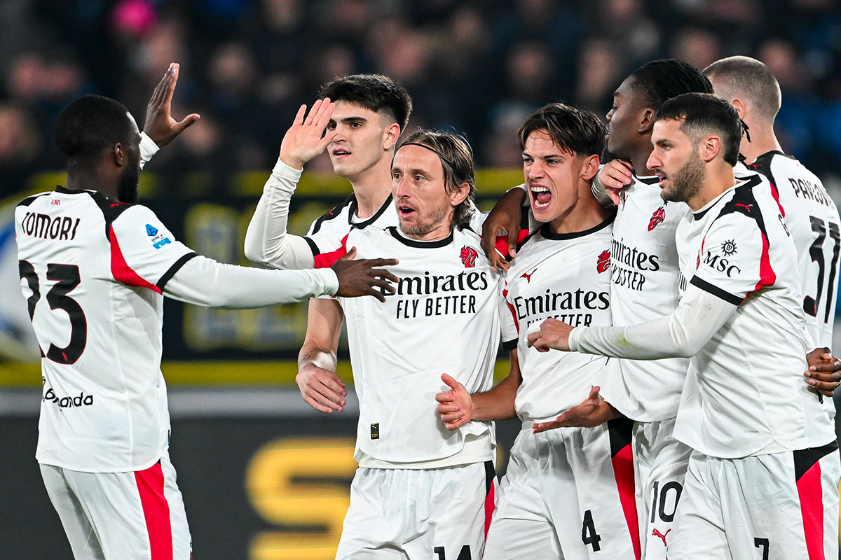 Il Milan esulta a Bergamo dopo il gol di Ricci che porta i rossoneri in vantaggio contro l’Atalanta