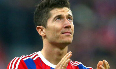 Robert Lewandowski applaude i tifosi durante Bayern Monaco-Porto di Champions League, aprile 2015.