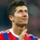 Robert Lewandowski applaude i tifosi durante Bayern Monaco-Porto di Champions League, aprile 2015.