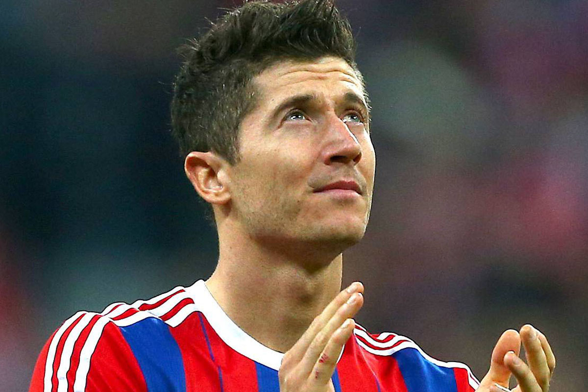 Robert Lewandowski applaude i tifosi durante Bayern Monaco-Porto di Champions League, aprile 2015.