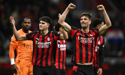 Matteo Gabbia festeggia sotto la Curva Sud dopo la vittoria del Milan contro la Roma, con Bartesaghi sullo sfondo