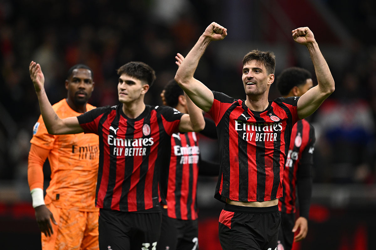 Matteo Gabbia festeggia sotto la Curva Sud dopo la vittoria del Milan contro la Roma, con Bartesaghi sullo sfondo
