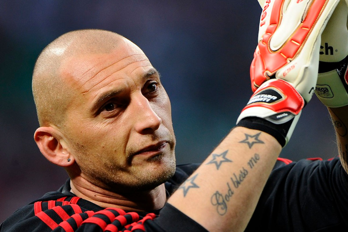 Christian Abbiati applaude i tifosi del Milan a San Siro