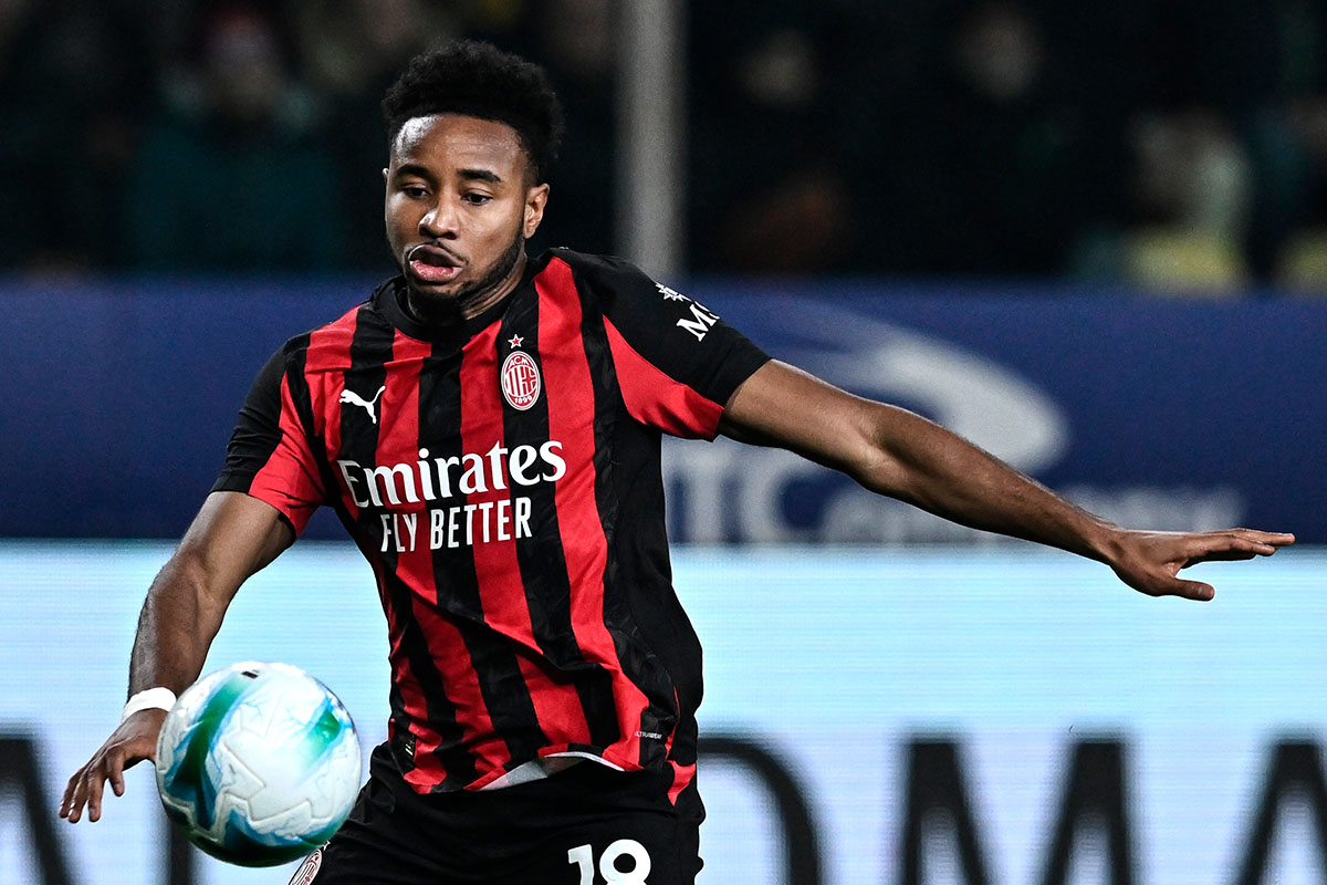 Nkunku del Milan controlla il pallone durante la partita contro il Parma allo stadio Tardini