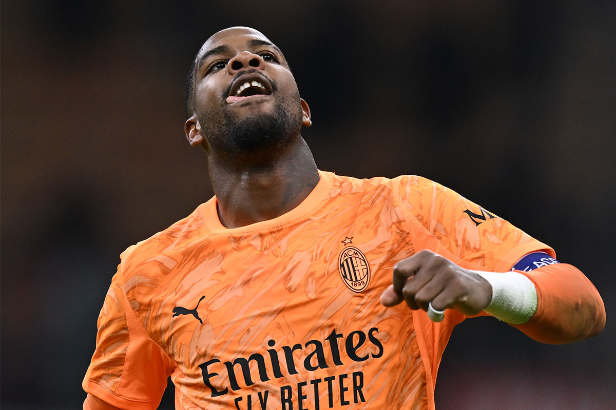 Mike Maignan festeggia con i tifosi del Milan a San Siro dopo aver parato un rigore a Dybala nella vittoria contro la Roma