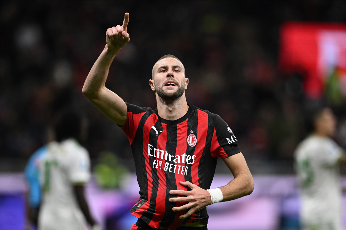 Pavlovic esulta per il gol del Milan contro la Roma a San Siro nel primo tempo