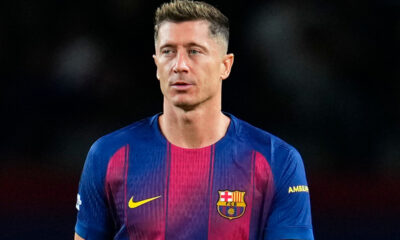 Robert Lewandowski in campo con la maglia del Barcellona durante una partita di Liga