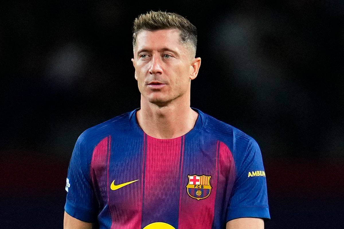 Robert Lewandowski in campo con la maglia del Barcellona durante una partita di Liga
