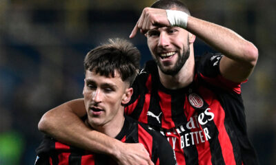 Saelemaekers e Pavlovic festeggiano il gol del Milan contro il Parma allo stadio Tardini