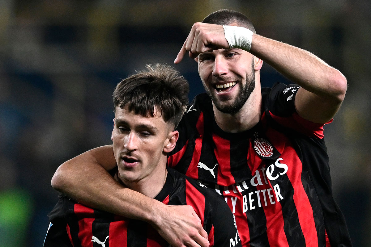 Saelemaekers e Pavlovic festeggiano il gol del Milan contro il Parma allo stadio Tardini