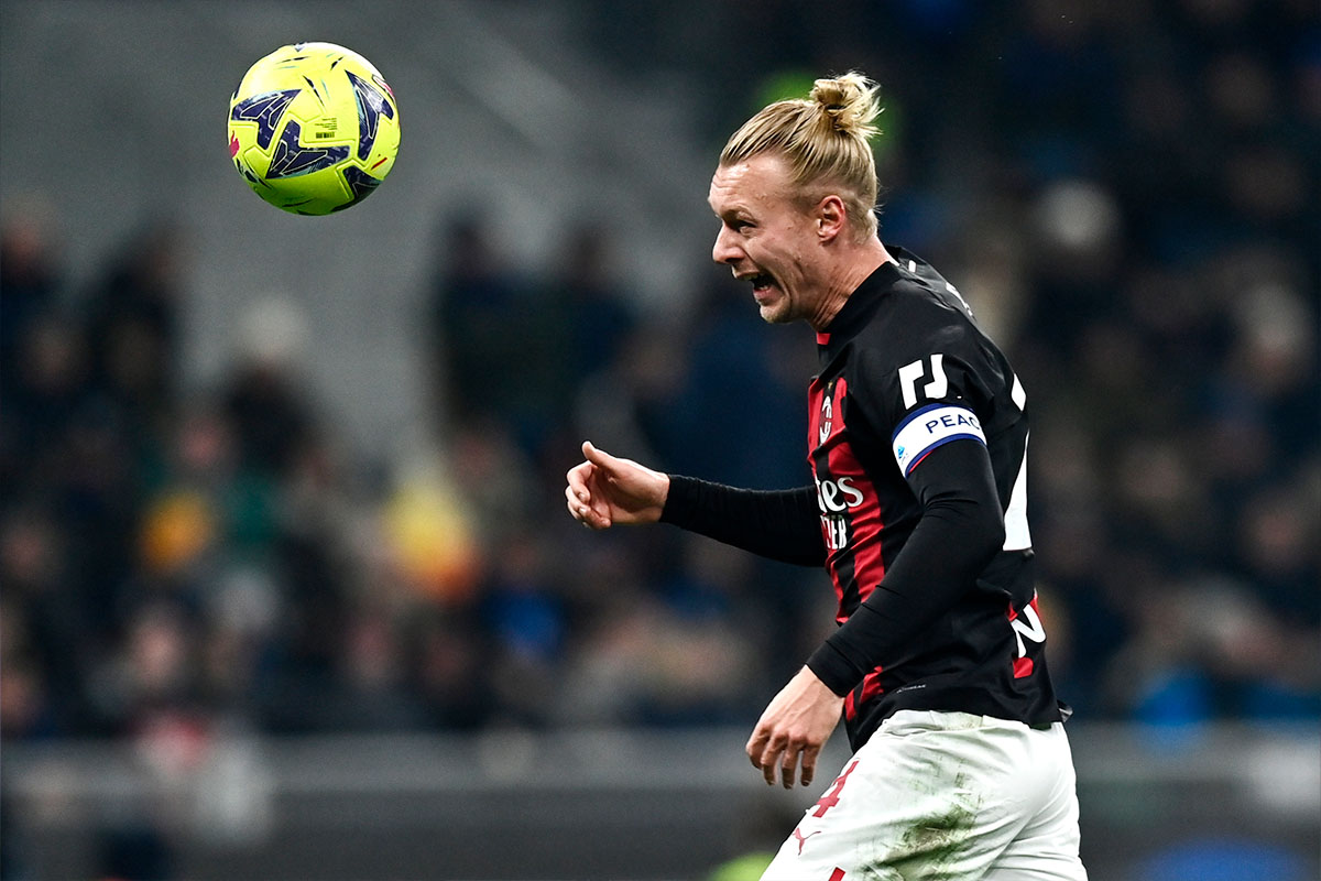 Simon Kjaer in campo con il Milan nel 2022/2023