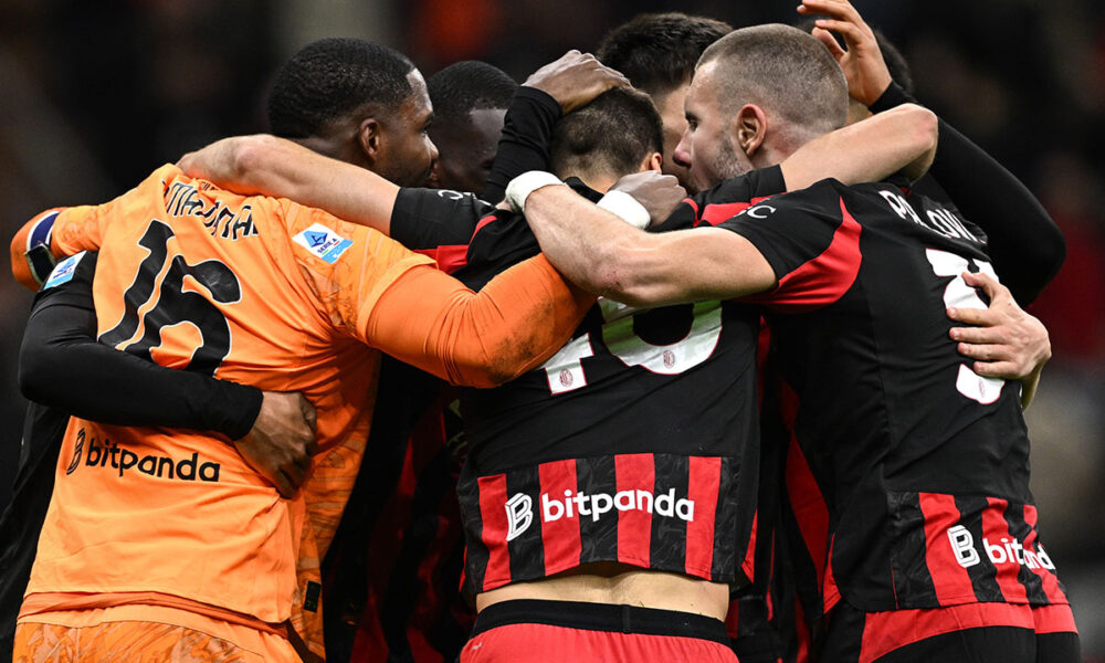 Abbraccio dei giocatori del Milan a San Siro dopo la vittoria 1-0 sulla Roma con gol di Pavlovic