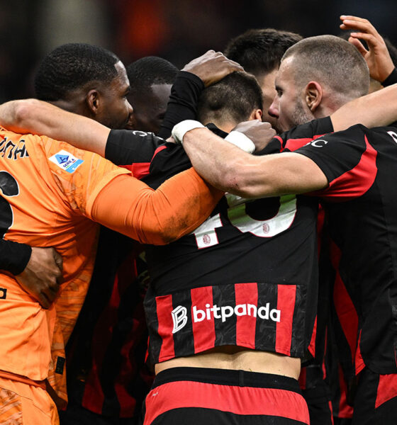 Abbraccio dei giocatori del Milan a San Siro dopo la vittoria 1-0 sulla Roma con gol di Pavlovic