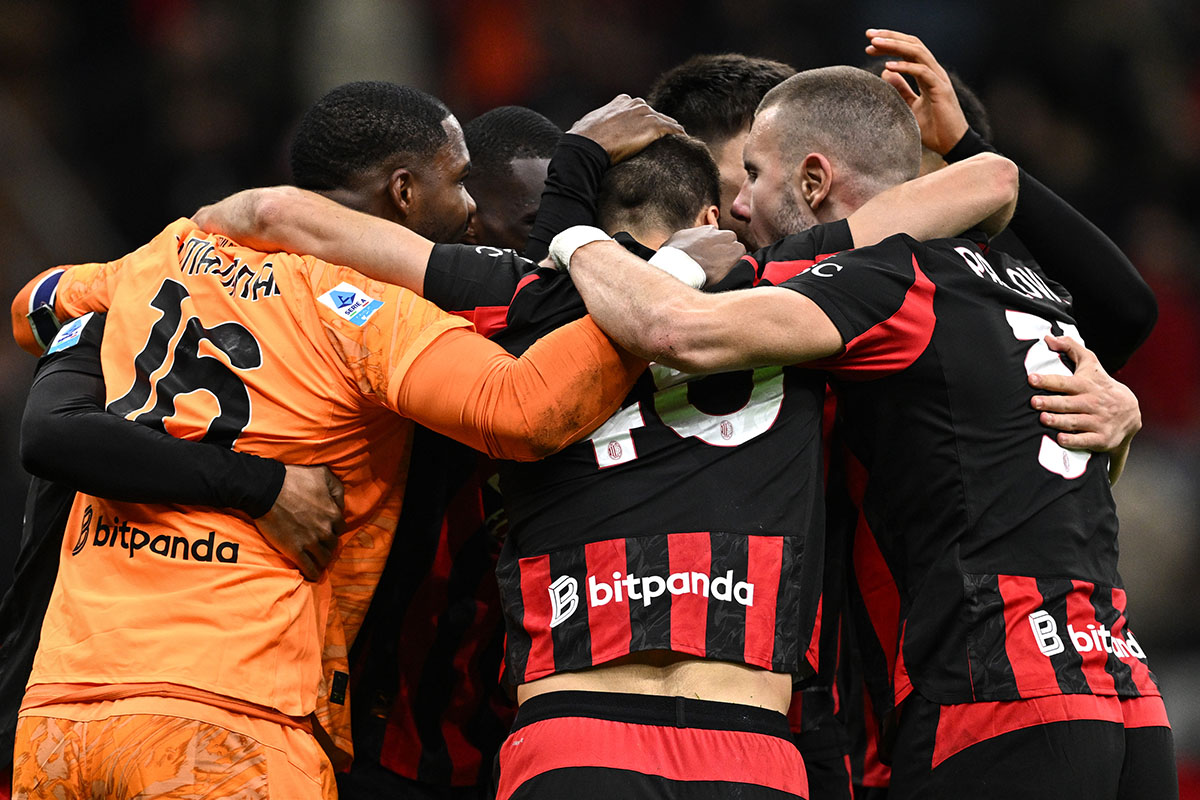 Abbraccio dei giocatori del Milan a San Siro dopo la vittoria 1-0 sulla Roma con gol di Pavlovic